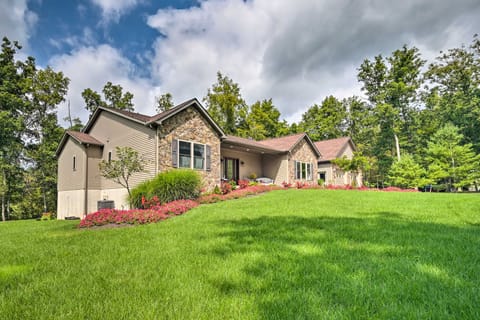 Family-Friendly Retreat w/ Deck in Cassville! House in Raystown Lake