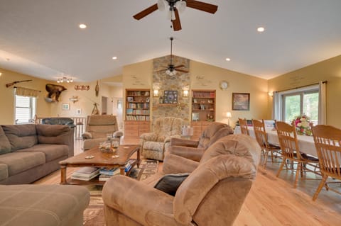 Family-Friendly Retreat w/ Deck in Cassville! House in Raystown Lake