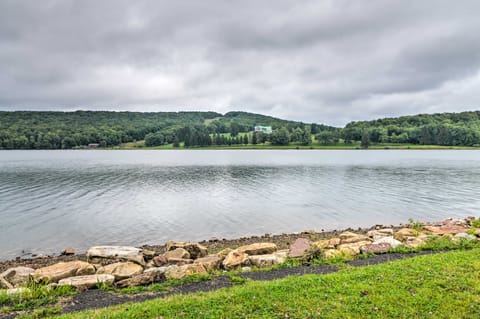 'The Eagles Nest at Alpine' Cabin w/ Fireplace! House in Shenandoah Valley
