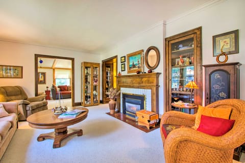 Elegant Home w/ Deck, 5 Blocks to Mayo Clinic House in Rochester