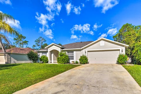 Bright Palm Coast Gem w/ Lanai & Private Pool House in Palm Coast