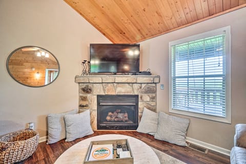 Sevierville Mountain Cabin: 10 Mi to Dollywood House in Sevier County