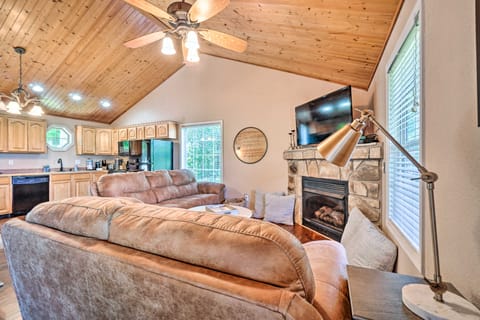 Sevierville Mountain Cabin: 10 Mi to Dollywood House in Sevier County