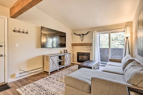 Chic Condo: Steps to Beaver Creek Ski Slopes! Apartment in Avon