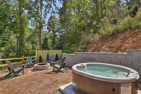 Pet-Friendly Asheville Retreat w/ Hot Tub House in Woodfin