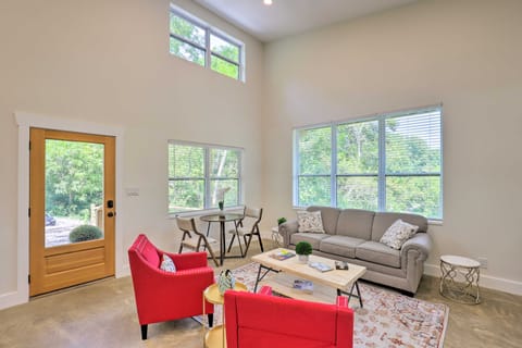 Pet-Friendly Asheville Retreat w/ Hot Tub House in Woodfin