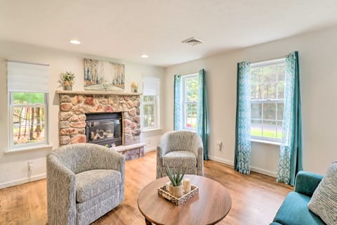 Hot Tub & Deck: Gorgeous Retreat in Pocono Summit! House in Coolbaugh Township