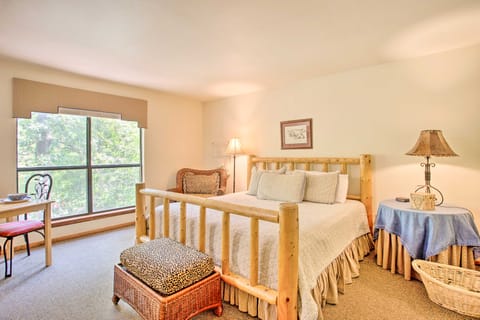 Bright Davis Escape w/ Screened-In Porch! Apartment in Davis