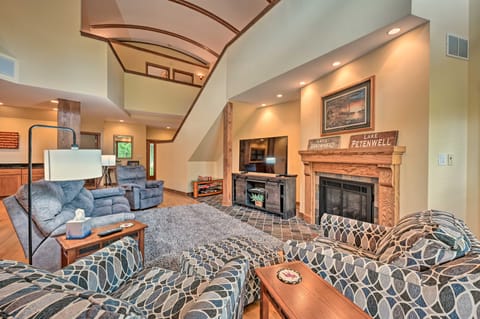 Nekoosa Golf Course Retreat w/ Hot Tub! House in Wisconsin