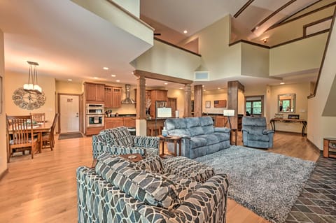 Nekoosa Golf Course Retreat w/ Hot Tub! House in Wisconsin