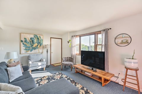 Williams Bay Getaway w/ Geneva Lake Views! Apartment in Williams Bay