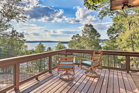 'Foxtail' Cabin Retreat: Steps to Beaver Lake! House in Beaver Lake