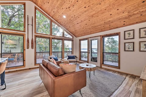 'Foxtail' Cabin Retreat: Steps to Beaver Lake! House in Beaver Lake