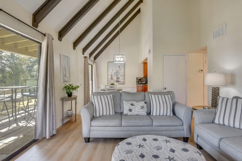 Bright Miramar Beach Condo - Walk to Beach! Apartment in Miramar Beach