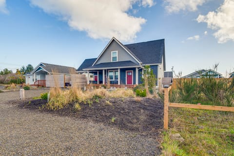 Ocean Shores Getaway w/ Fireplace & Hot Tub! House in Ocean Shores