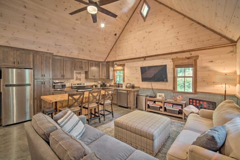 Stunning Cabin Getaway w/ Private Hot Tub! House in Alabama