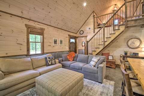 Stunning Cabin Getaway w/ Private Hot Tub! House in Alabama