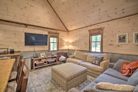 Stunning Cabin Getaway w/ Private Hot Tub! House in Alabama