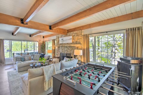 Chic Lake House w/ Furnished Deck & Hot Tub! House in Lake Arrowhead