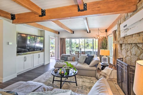 Chic Lake House w/ Furnished Deck & Hot Tub! House in Lake Arrowhead