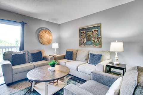 Branson Family Fun Awaits: Condo w/ Pool Access Apartment in Branson