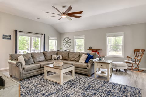 Waterfront Townville Home w/ Hot Tub + Dock! House in Lake Hartwell