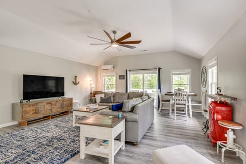 Waterfront Townville Home w/ Hot Tub + Dock! House in Lake Hartwell