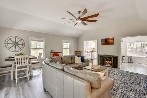 Waterfront Townville Home w/ Hot Tub + Dock! House in Lake Hartwell