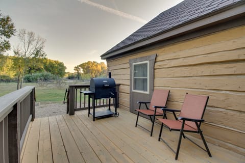 Cozy Augusta Cabin w/ Furnished Deck & Grill! House in Idaho