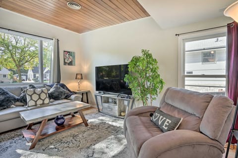 St Paul Abode w/ Deck ~ 6 Mi to Minneapolis! House in Mendota Heights