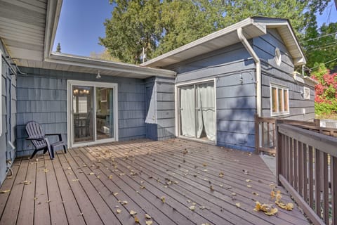 St Paul Abode w/ Deck ~ 6 Mi to Minneapolis! House in Mendota Heights