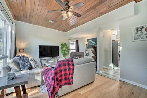 St Paul Abode w/ Deck ~ 6 Mi to Minneapolis! House in Mendota Heights