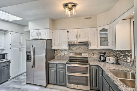 St Paul Abode w/ Deck ~ 6 Mi to Minneapolis! House in Mendota Heights