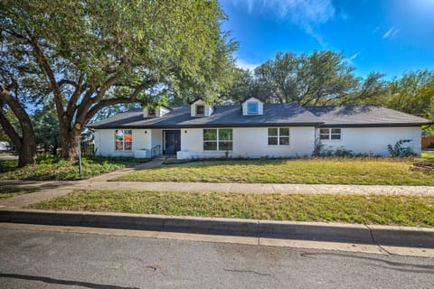 Spacious Fort Worth Getaway < 4 Mi to Dtwn! House in Fort Worth