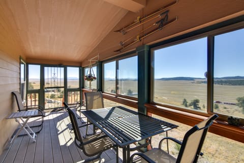 Tranquil Cabin Getaway w/ Panoramic Mtn View! House in Park County