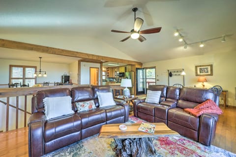 Mtn-View Cabin w/ Deck, 2 Mi to Beech Mtn Slopes! House in Beech Mountain