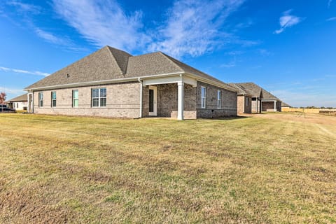 Spacious Hazel Green Home w/ Fireplace, Yard! House in Alabama