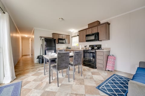 Cozy Cabin: Community Pool & Lakefront Beach! House in Michigan