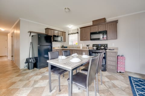 Cozy Cabin: Community Pool & Lakefront Beach! House in Michigan