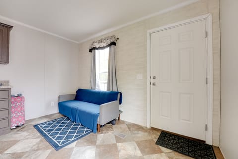 Cozy Cabin: Community Pool & Lakefront Beach! House in Michigan