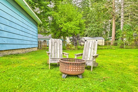 Cozy + Walkable Delmar Getaway w/ Fire Pit! Apartment in Albany