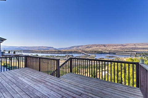 Incredible Oregon Retreat w/ Private Hot Tub! House in The Dalles