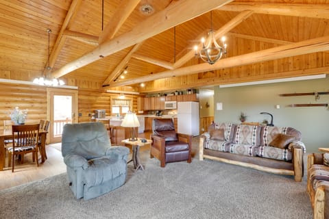 Hill City Log Cabin Along Newton Creek! House in West Pennington