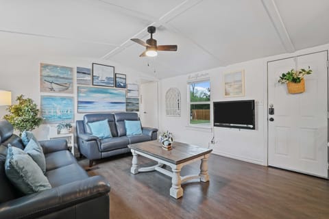 Boat & Fish on Lewisville Lake: Pet-Friendly Haven House in Lake Dallas