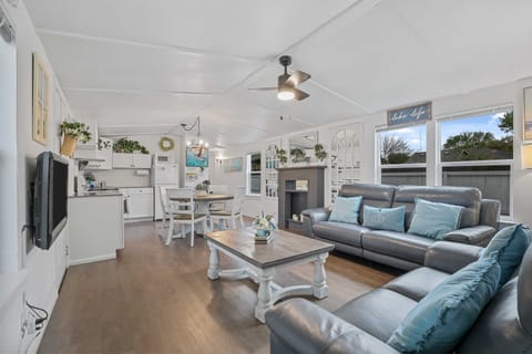 Boat & Fish on Lewisville Lake: Pet-Friendly Haven House in Lake Dallas