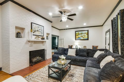 Updated North Greenwood Cottage < 1 Mi to Dtwn! Apartment in Mississippi