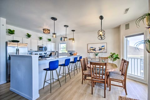 Lake Views + Pool Access: Lake Ozark Condo! Apartment in Village Four Seasons