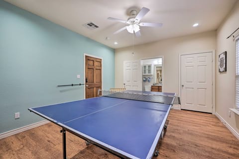 Walk to Lake: Townhome w/ Hot Tub in Afton! Apartment in Ozark Mountains