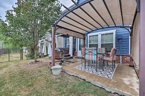 Walk to Lake: Townhome w/ Hot Tub in Afton! Apartment in Ozark Mountains