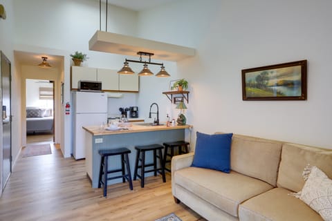 Pet-Friendly Oak Harbor Condo: Walk to Lake! Apartment in Lake Erie